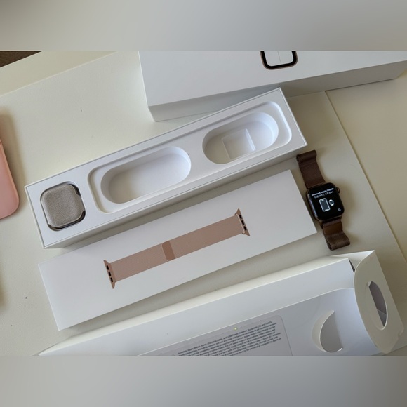 Apple Watch Series 4 Stainless Steel Gold 40 MM GPS+Cellular - Picture 2 of 12